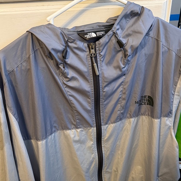 The North Face Men's Two-Tone Gray Windbreaker - Picture 6 of 9